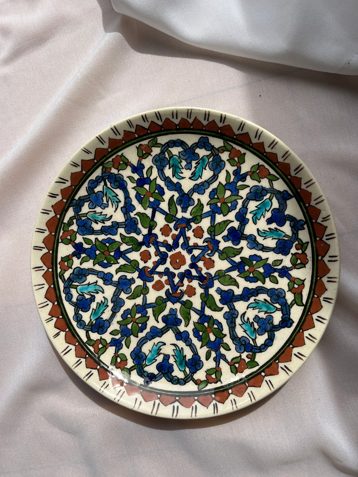 Tyrkisk keramiktallerken i Iznik-stil