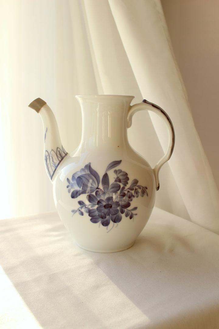 Blau-weiße Teekanne aus Porzellan – blaue Blume von Royal Copenhagen mit Deckel