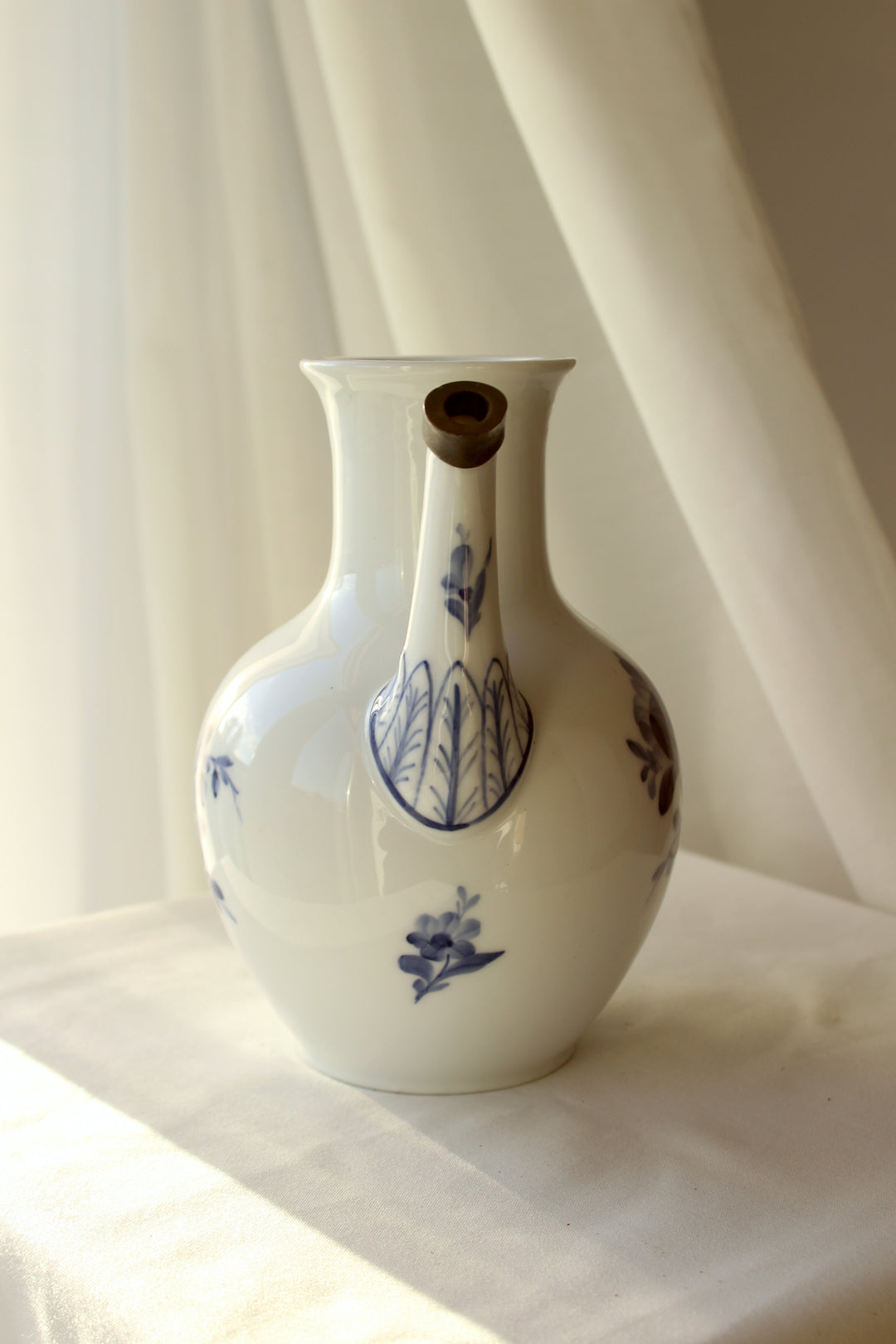 Blau-weiße Teekanne aus Porzellan – blaue Blume von Royal Copenhagen mit Deckel