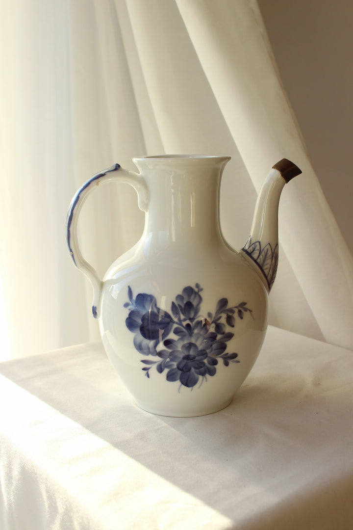 Blau-weiße Teekanne aus Porzellan – blaue Blume von Royal Copenhagen mit Deckel